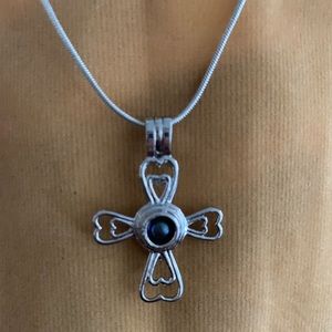 Cross pearl pendant necklace